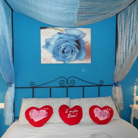 לינה וארוחת בוקר Petali Rosa 3*